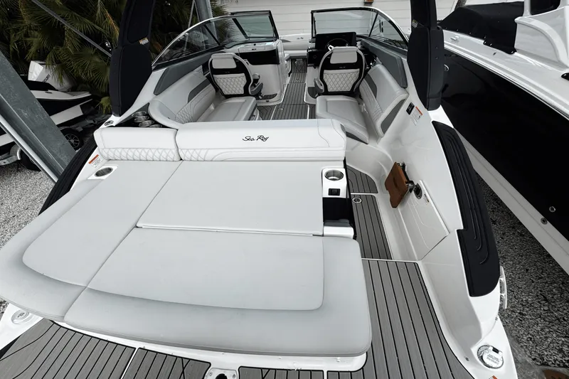 Slide: The Image of Sea Ray SLX 260 Outboard 2025 - 4