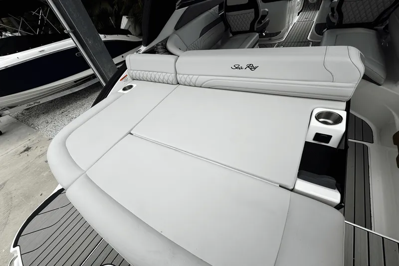 Slide: The Image of Sea Ray SLX 260 Outboard 2025 - 5