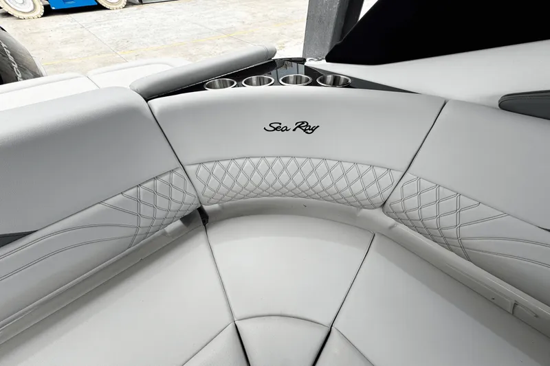 Slide: The Image of Sea Ray SLX 260 Outboard 2025 - 7