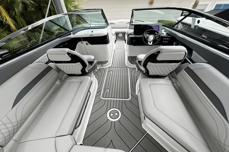 Slide: The Image of Sea Ray SLX 260 Outboard 2025 - 8