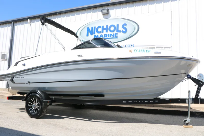 The Image of Bayliner VR5 2022 - undefined