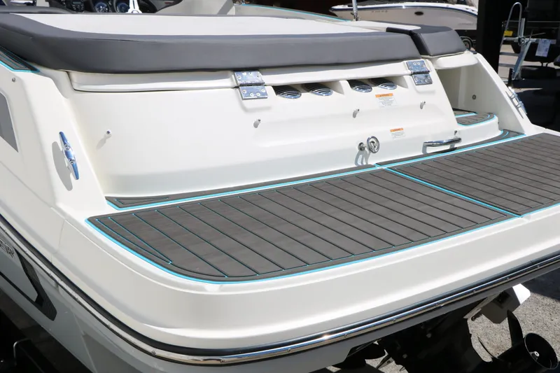 Slide: The Image of Bayliner VR5 2022 - 11