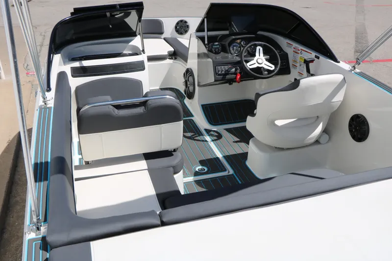 Slide: The Image of Bayliner VR5 2022 - 13