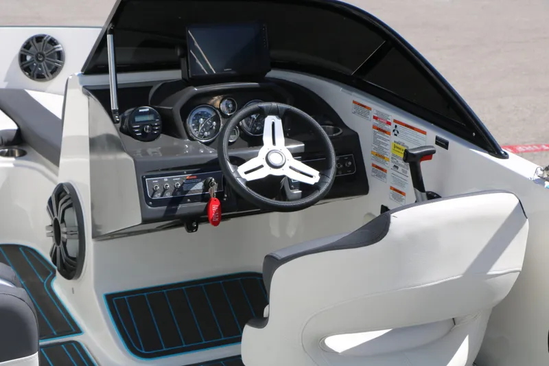 Slide: The Image of Bayliner VR5 2022 - 14