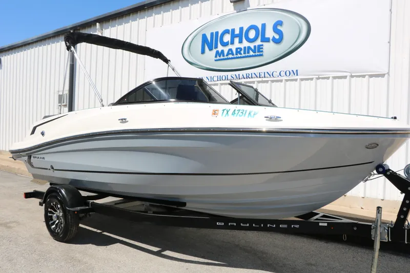 Slide: The Image of Bayliner VR5 2022 - 2
