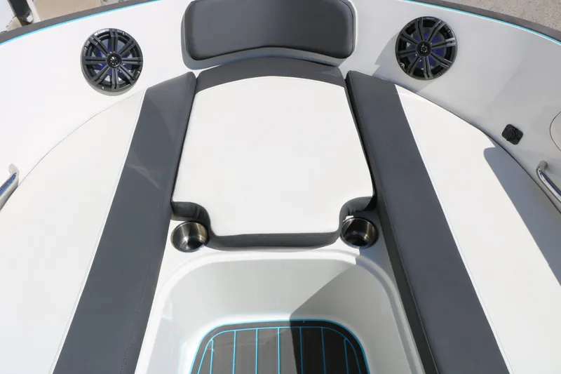 Slide: The Image of Bayliner VR5 2022 - 22