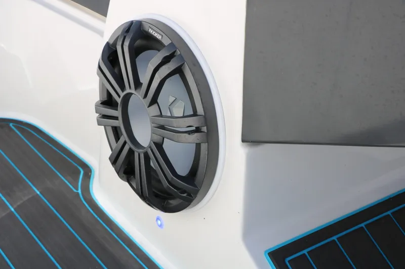 Slide: The Image of Bayliner VR5 2022 - 26