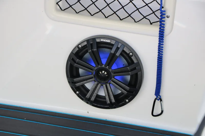 Slide: The Image of Bayliner VR5 2022 - 28