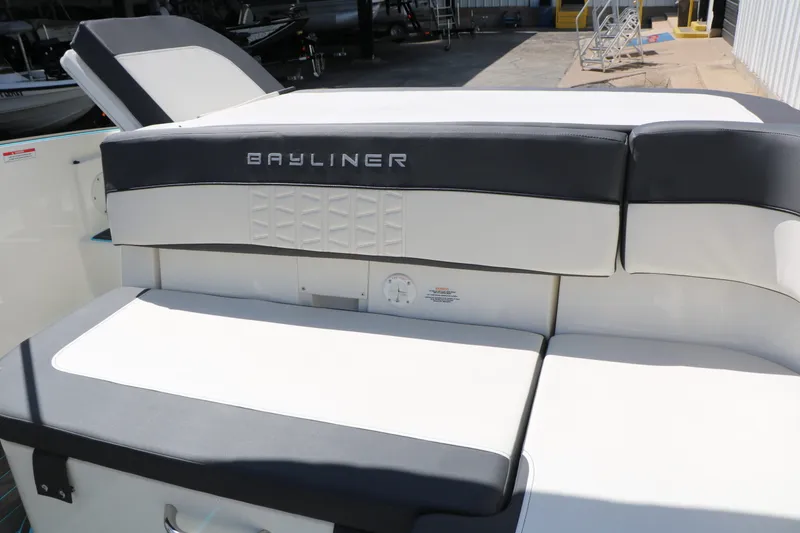 Slide: The Image of Bayliner VR5 2022 - 32