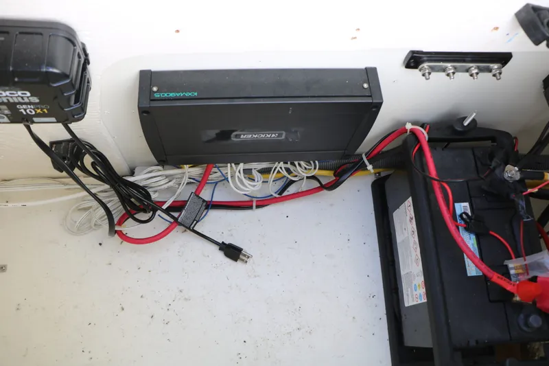 Slide: The Image of Bayliner VR5 2022 - 36