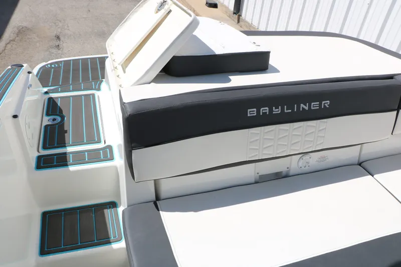 Slide: The Image of Bayliner VR5 2022 - 39