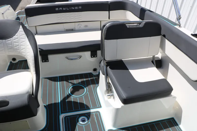 Slide: The Image of Bayliner VR5 2022 - 40