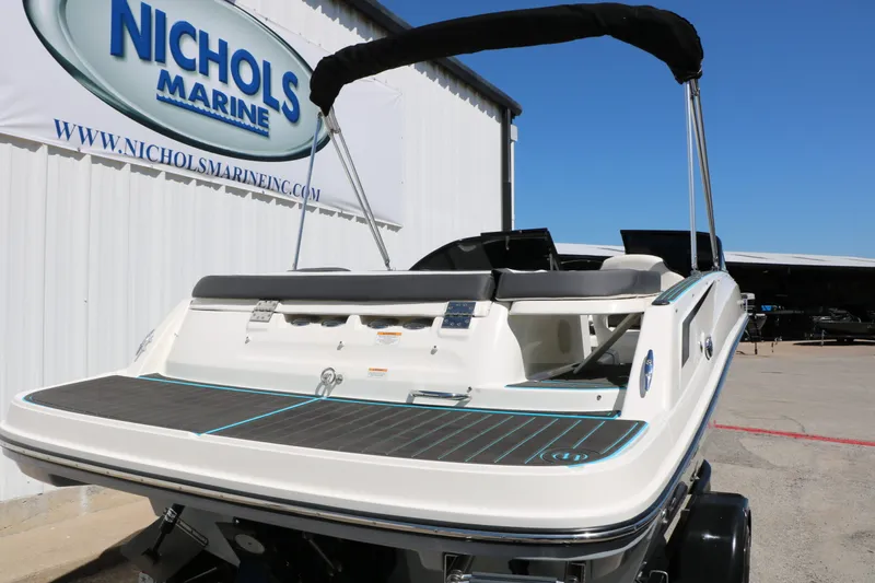 Slide: The Image of Bayliner VR5 2022 - 9