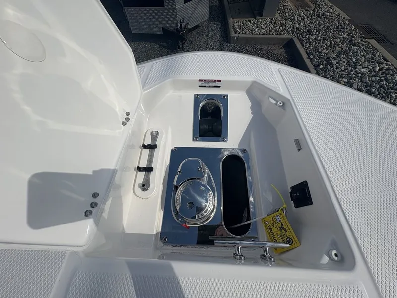 Slide: The Image of Robalo R277 2026 - 25