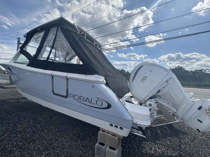 Slide: The Image of Robalo R277 2026 - 2
