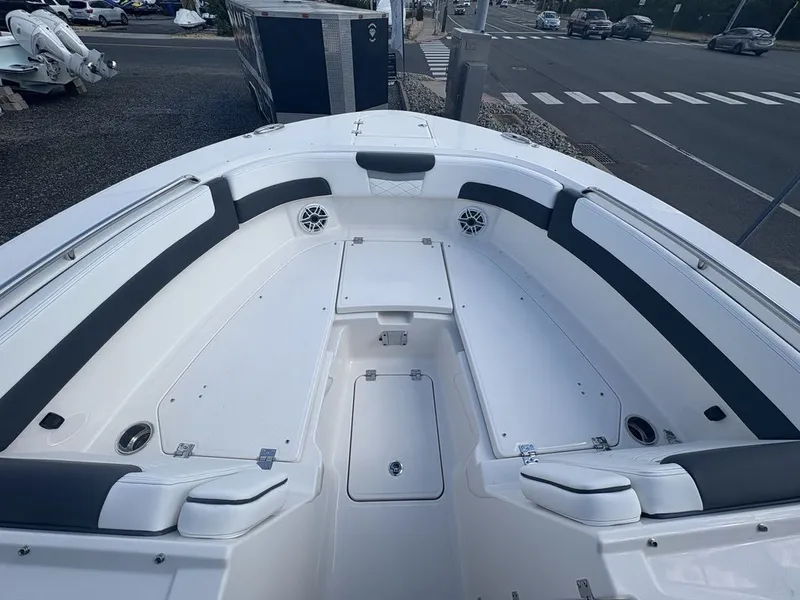 Slide: The Image of Robalo R277 2026 - 23