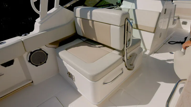 Slide: The Image of Boston Whaler 240 Vantage 2022 - 14