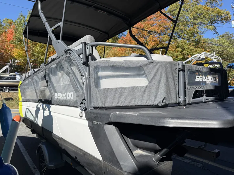 Slide: The Image of Sea-Doo Switch® Cruise 21 - 230 hp Galvanized 2024 - 1