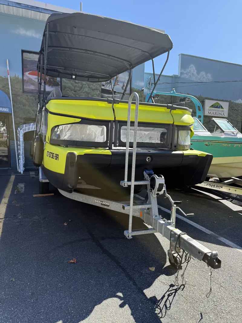 Slide: The Image of Sea-Doo Switch® Cruise 21 - 230 hp Galvanized 2024 - 2