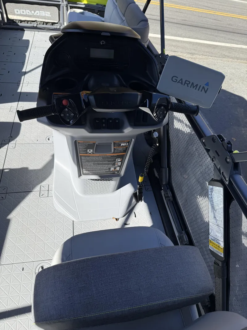Slide: The Image of Sea-Doo Switch® Cruise 21 - 230 hp Galvanized 2024 - 6