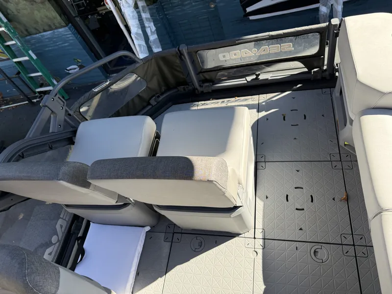 Slide: The Image of Sea-Doo Switch® Cruise 21 - 230 hp Galvanized 2024 - 5