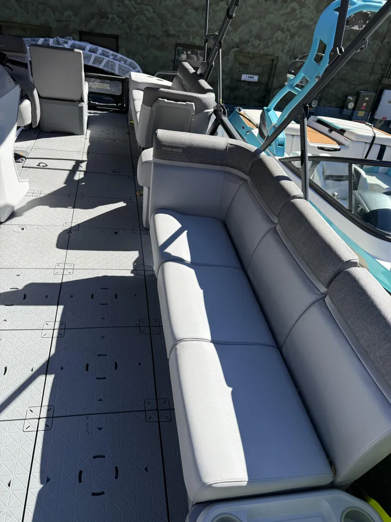 Slide: The Image of Sea-Doo Switch® Cruise 21 - 230 hp Galvanized 2024 - 3