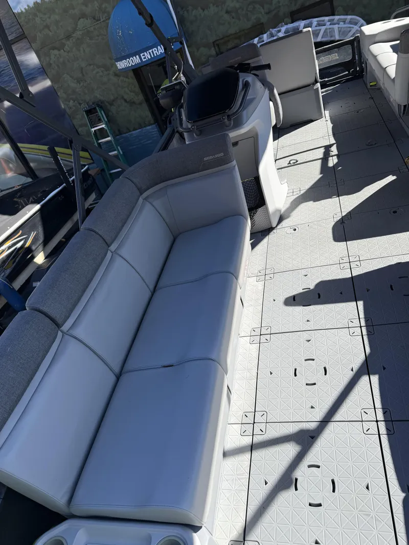 Slide: The Image of Sea-Doo Switch® Cruise 21 - 230 hp Galvanized 2024 - 4