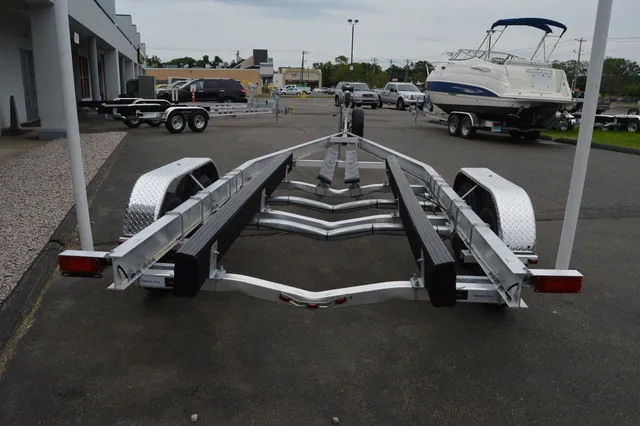 Slide: The Image of Venture Trailers Aluminum Tandem Axle Commander Series COM-8100 2024 - 15