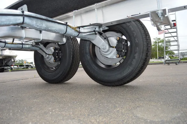 Slide: The Image of Venture Trailers Aluminum Tandem Axle Commander Series COM-8100 2024 - 17