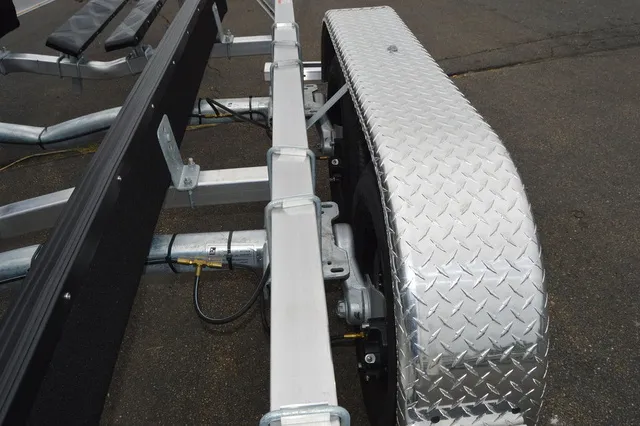Slide: The Image of Venture Trailers Aluminum Tandem Axle Commander Series COM-8100 2024 - 16