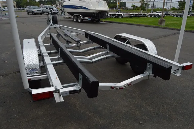 Slide: The Image of Venture Trailers Aluminum Tandem Axle Commander Series COM-8100 2024 - 13