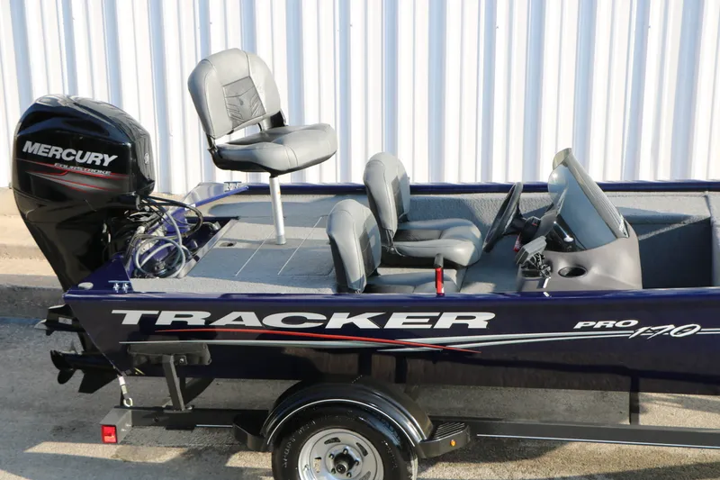 Slide: The Image of Tracker Pro 170 2019 - 10