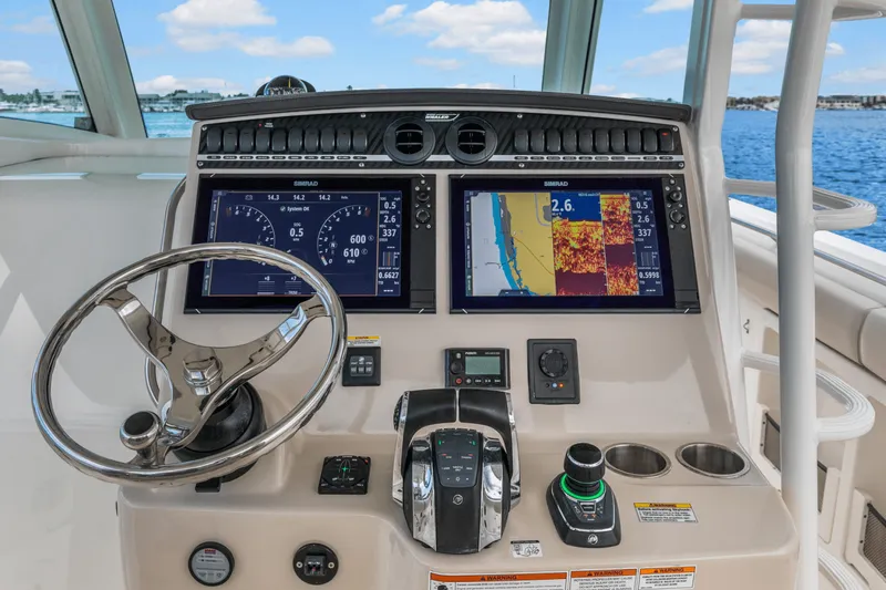 Slide: The Image of Boston Whaler 380 OUTRAGE 2018 - 22