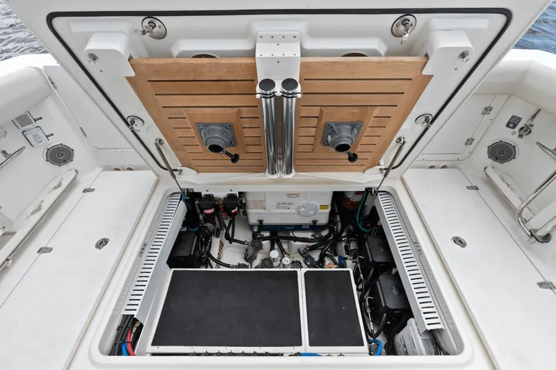 Slide: The Image of Boston Whaler 380 OUTRAGE 2018 - 36