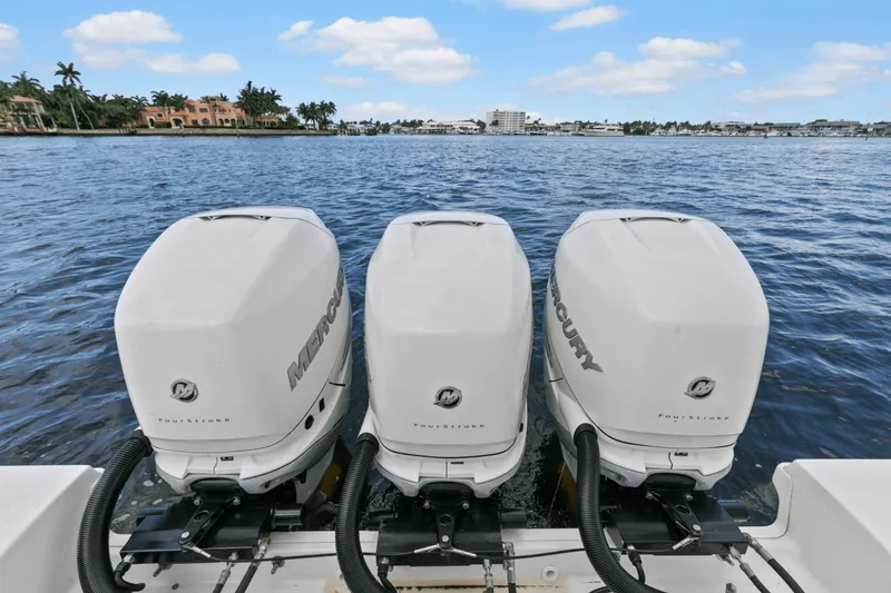 Slide: The Image of Boston Whaler 380 OUTRAGE 2018 - 40