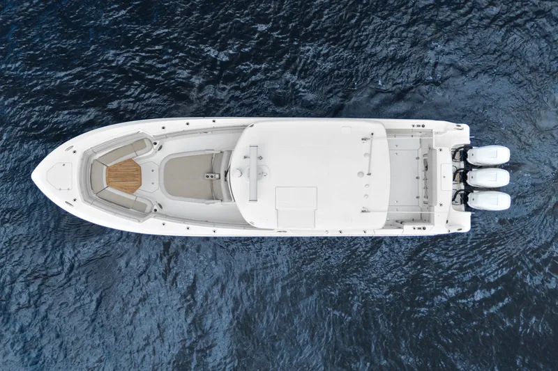 Slide: The Image of Boston Whaler 380 OUTRAGE 2018 - 9