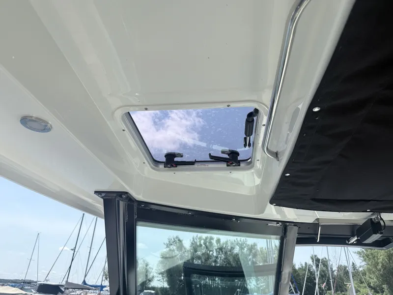 Slide: The Image of Boston Whaler 330 Vantage 2025 - 41
