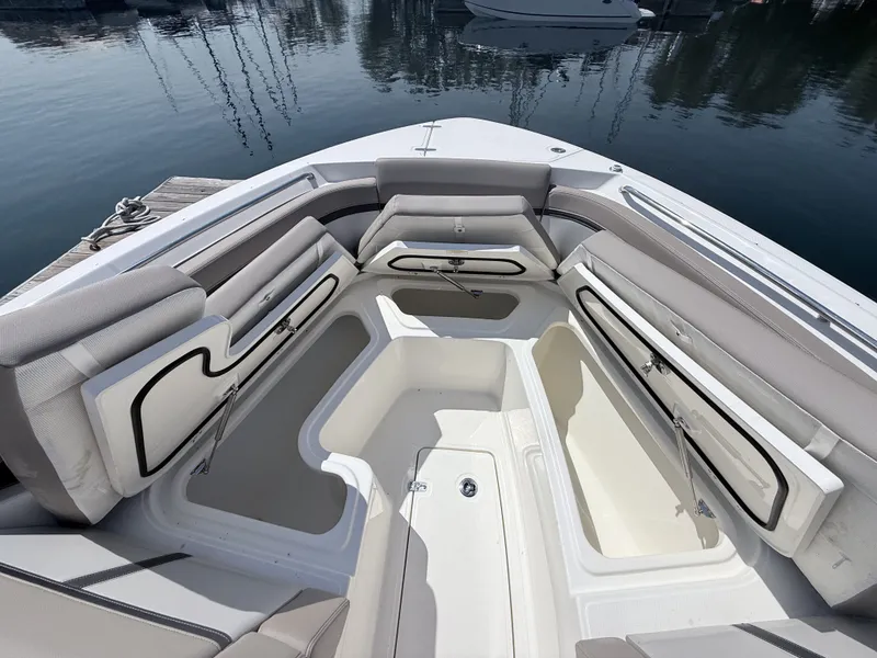 Slide: The Image of Boston Whaler 330 Vantage 2025 - 34