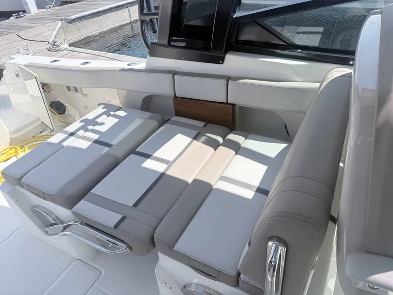 Slide: The Image of Boston Whaler 330 Vantage 2025 - 16