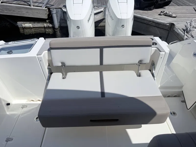 Slide: The Image of Boston Whaler 330 Vantage 2025 - 10