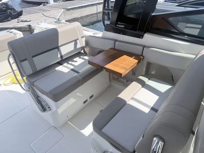 Slide: The Image of Boston Whaler 330 Vantage 2025 - 15