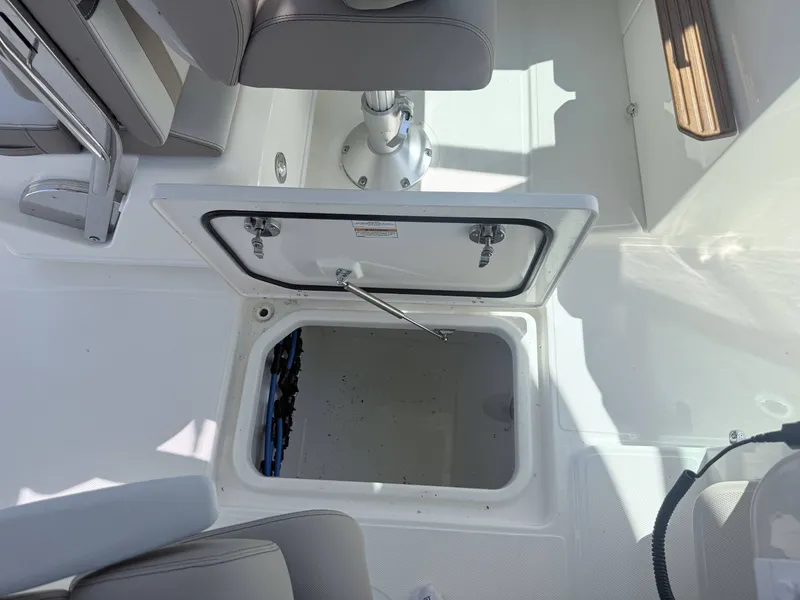 Slide: The Image of Boston Whaler 330 Vantage 2025 - 37