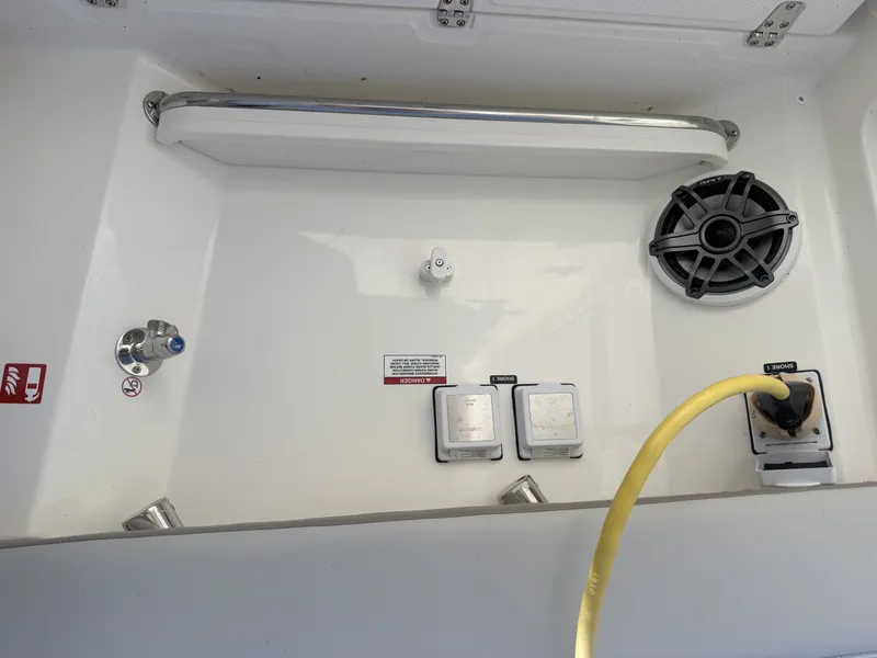 Slide: The Image of Boston Whaler 330 Vantage 2025 - 12