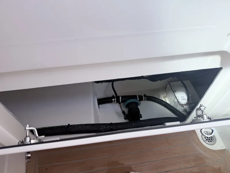 Slide: The Image of Boston Whaler 330 Vantage 2025 - 30