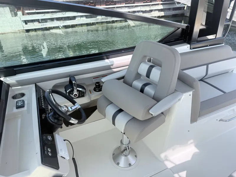 Slide: The Image of Boston Whaler 330 Vantage 2025 - 21