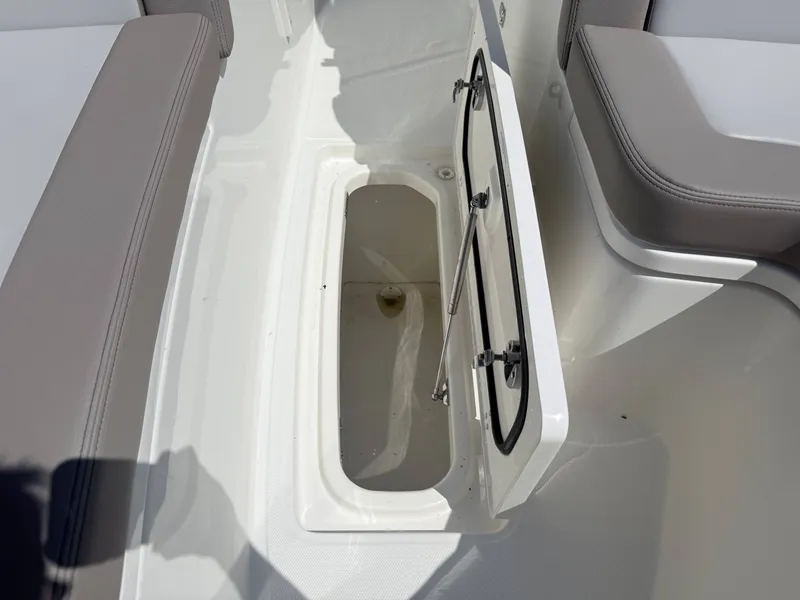 Slide: The Image of Boston Whaler 330 Vantage 2025 - 33