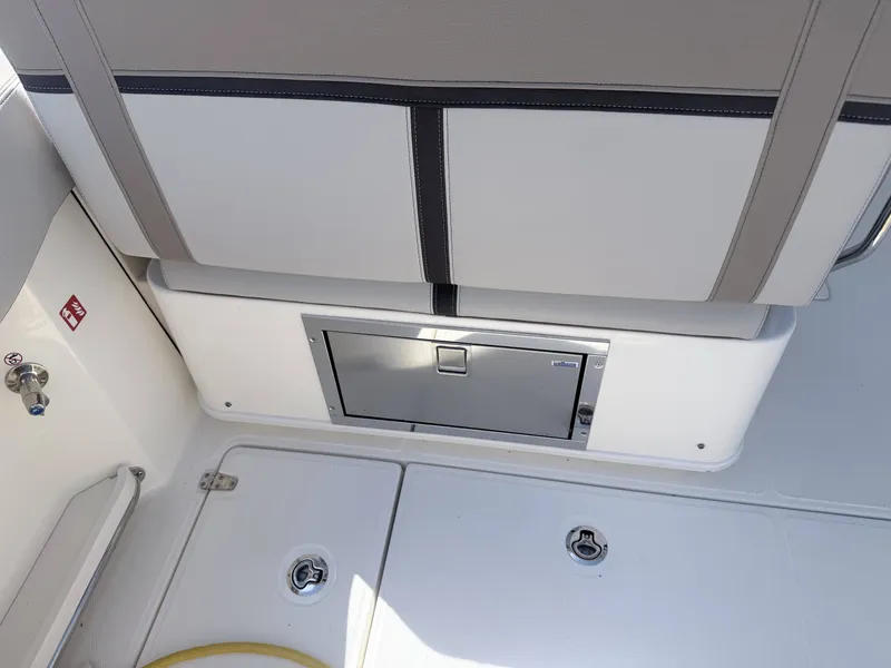 Slide: The Image of Boston Whaler 330 Vantage 2025 - 13
