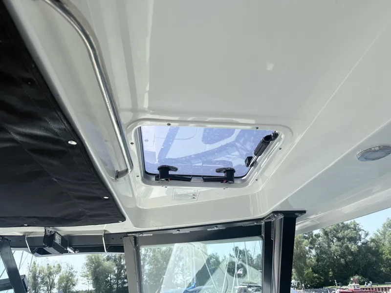 Slide: The Image of Boston Whaler 330 Vantage 2025 - 39