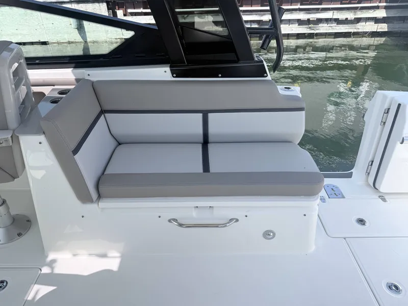 Slide: The Image of Boston Whaler 330 Vantage 2025 - 18