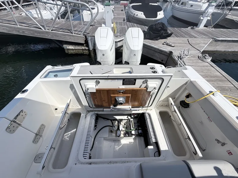 Slide: The Image of Boston Whaler 330 Vantage 2025 - 38